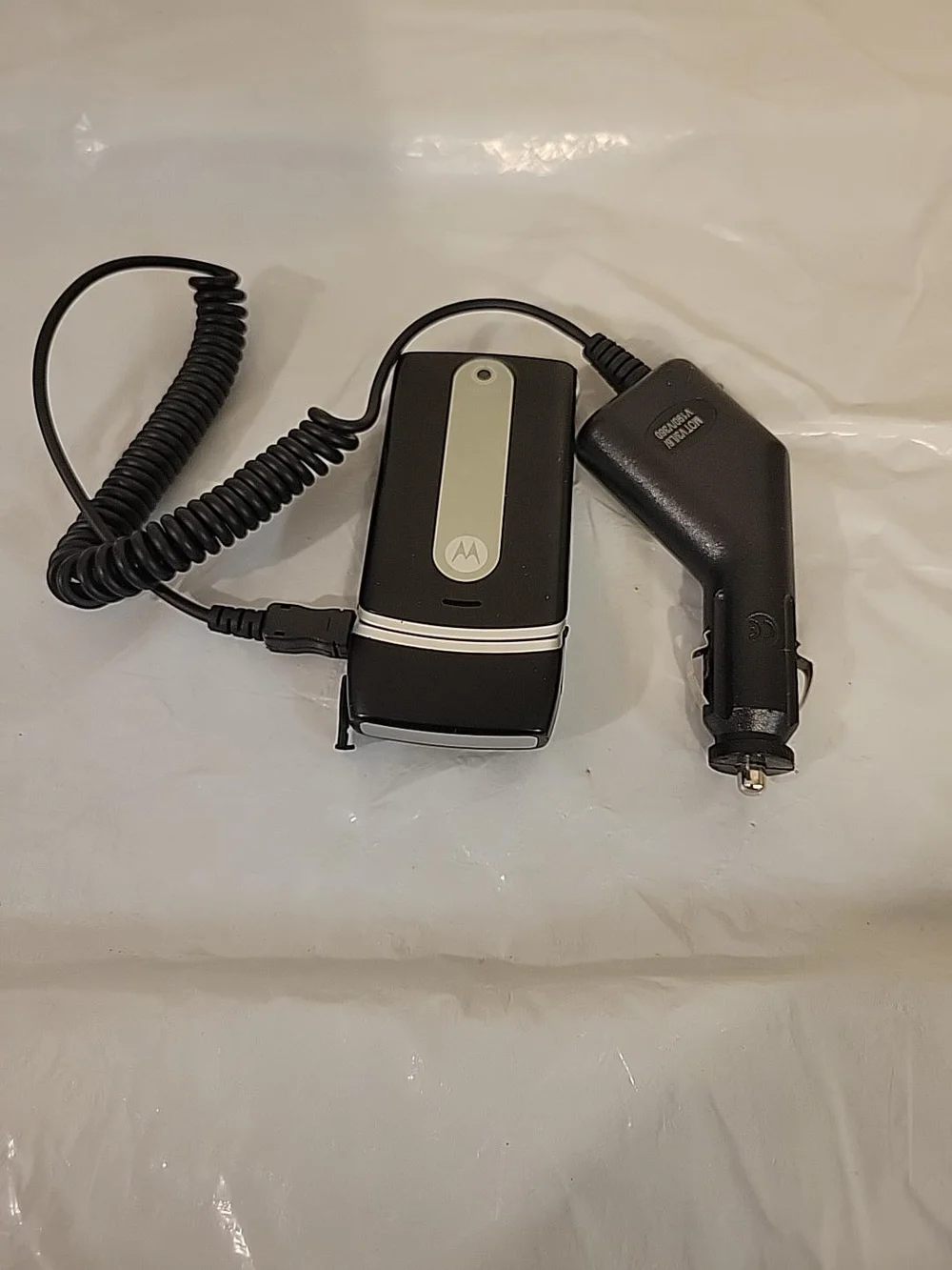 Motorola NET10 Flip Phone VGA 4X Zoom w/ Car Charger Preowned